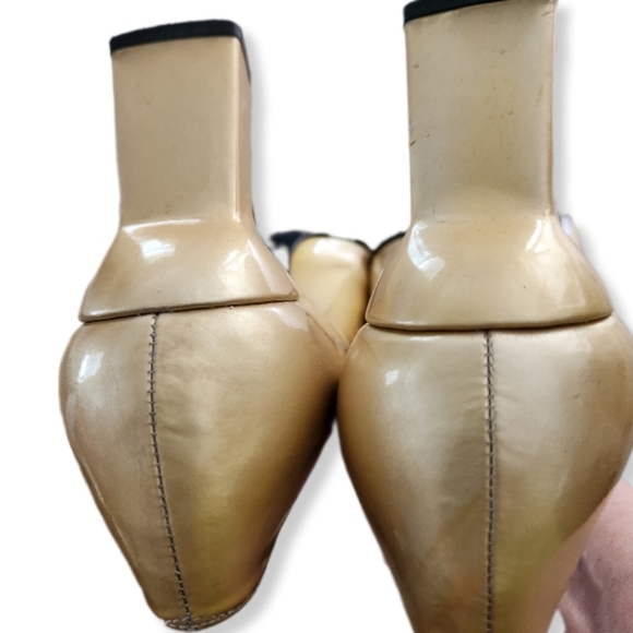 Stuart Weitzman Vintage Gold Patient Leather Square Toe Pumps Heels Sz 8M 1038 - Picture 9 of 9